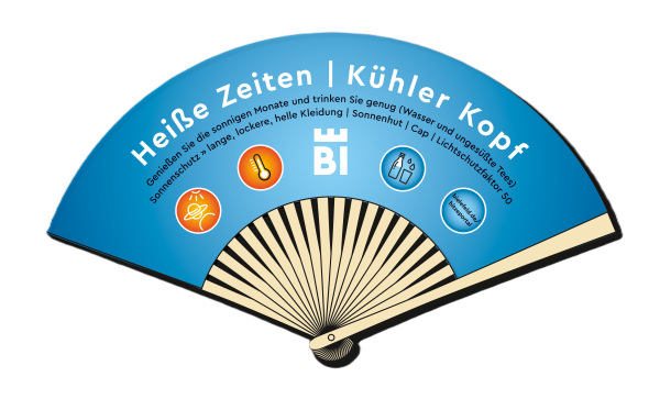 Handfächer in blau mit der Aufschrift "Heiße Zeiten, kühler Kopf"