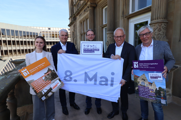 Stellen das Programm rund um den 8. Mai vor: Jessica Kirsch (v.l.), Jochen Rath, Jan-Willem Waterböhr (alle Stadtarchiv), Oberbürgermeister Pit Clausen und Kulturdezernent Udo Witthaus. Foto: Stadt Bielefeld