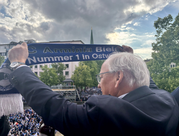 Oberbürgermeister Pit Clausen feiert auf dem Rathausbalkon