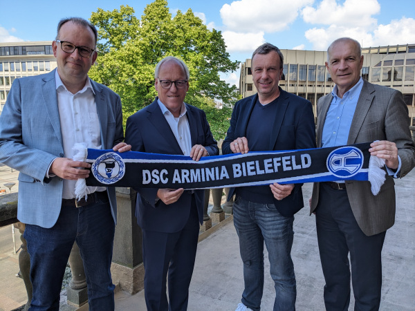 Martin Knabenreich (Geschäftsführer Bielefeld Marketing GmbH), Oberbürgermeister Pit Clausen, Christoph Wortmann (kaufmännischer Geschäftsführer Arminia Bielefeld) und Rainer Schütte (Präsident Arminia Bielefeld). Foto: Stadt Bielefeld