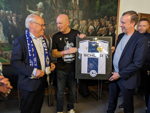 OB Pit Clausen erhält Arminia-Trikot.
