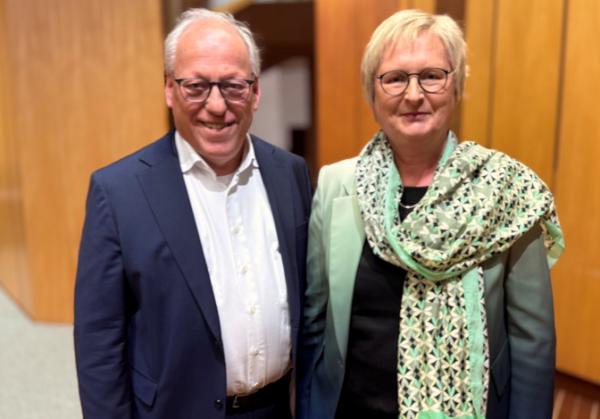 Erster Gratulant: OB Pit Clausen beglückwünscht die neu gewählte Dezernentin Birgit Beckermann. Foto: Stadt Bielefeld Oberbürgermeister Pit Clausen und die neu gewählte Beigeordnete Birgit Beckermann, Foto: Stadt Bielefeld
