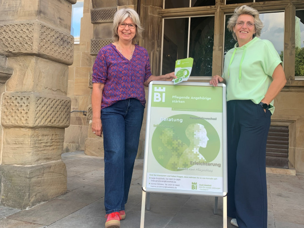 Katja Grzybinski (l.) und Ivonne Störmer vom Sozialamt der Stadt Bielefeld beraten pflegende Angehörige. Foto: Stadt Bielefeld