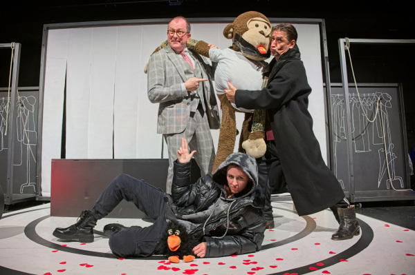 Theaterstück "Achtsam morden" (© Dominique Leppin)