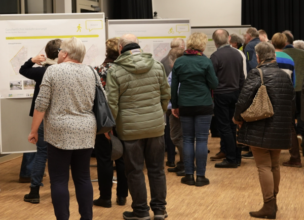 An den Stellwänden informierten sich die Teilnehmenden über die ersten Vorschläge für das ganzheitliche Verkehrskonzept Baumheide. Foto: Stadt Bielefeld 