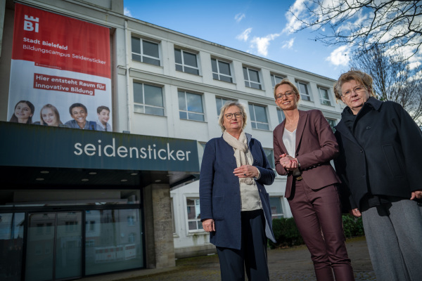 Laden zum Gespräch am Seidensticker-Campus: (von links) Schuldezernentin Birgit Beckermann, Oberbürgermeisterin Dr. Christiana Bauer und Susanne Beckmann, Leiterin des Amtes für Schule. Foto: Thomas F. Starke/Stadt Bielefeld