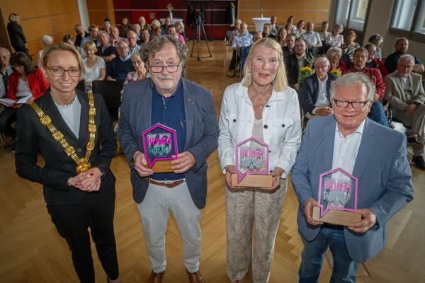 Personen: v.l. Hartwig Hawerkamp, Heimatverein Schildesche, Richildis Wälter, Schulkramkriste Bielefeld, Franz Schaible, Arbeitsgemeinschaft Lebensmittel-Tisch Bielefeld