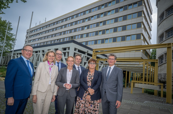 Personen: Dr. Benjamin Limbach, Gudrun Schäpers, Bastian Jäntsch, Dr. Christiana Bauer, Ante Niggemeier, Gabriele Willems, Klaus Petermann