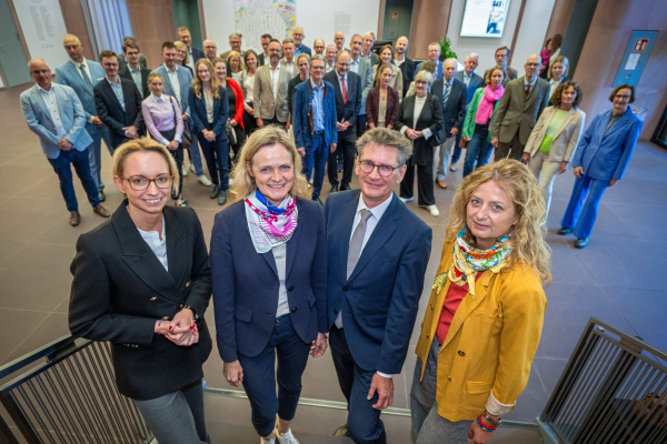 Personen: Klaus Petermann, Gudrun Schäpers, Christina Vegh, Dr. Christiana Bauer