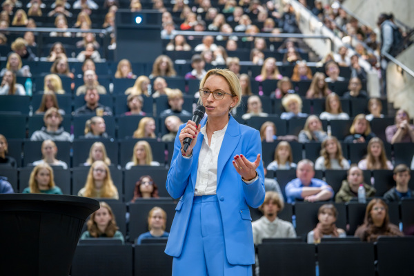 Personen: Dr. Christiana Bauer