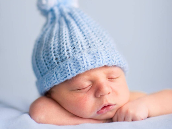 Baby mit Bommelmütze