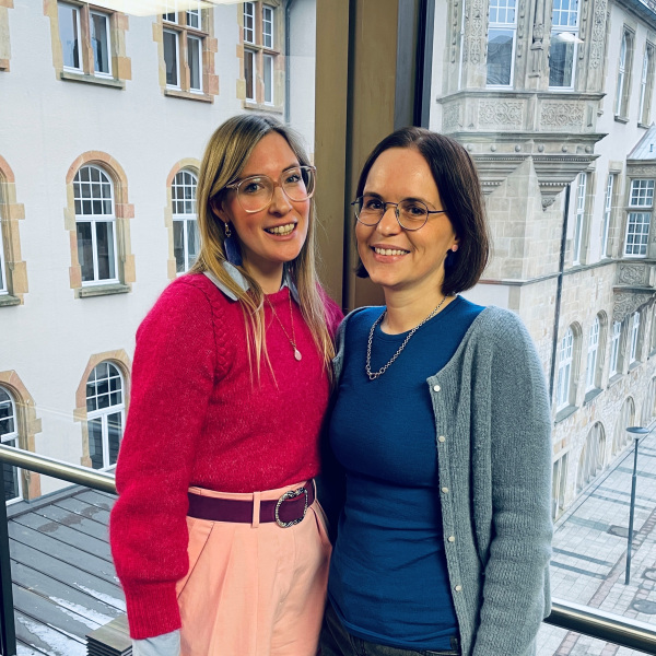 v.l.: Sarah Stroth spricht im Podcast mit Patrizia Wonderschütz über das Angebot der Verfahrenslots*innen.