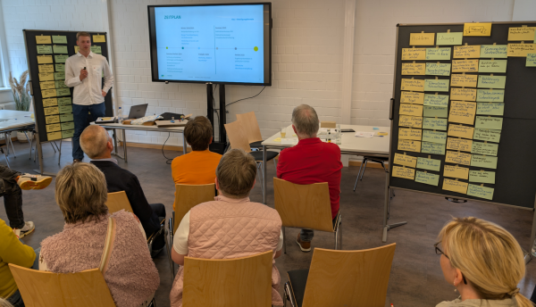 Die Hinweis-Karten aus dem Workshop werden gemeinsam diskutiert. Foto: mobildenker