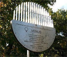 Schild zur Venus auf dem Planetwanderweg