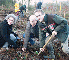 An der Pflanzaktion waren auch OB Pit Clausen (Mitte) und Tierpark-Chef Herbert Linnemann (re.) beteiligt. | An der Pflanzaktion waren auch OB Pit Clausen (Mitte) und Tierpark-Chef Herbert Linnemann (re.) beteiligt. An der Pflanzaktion waren auch OB Pit Clausen (Mitte) und Tierpark-Chef Herbert Linnemann (re.) beteiligt.