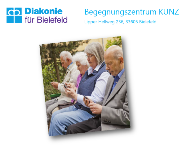 Senior*innen auf Bank mit Smartphone
