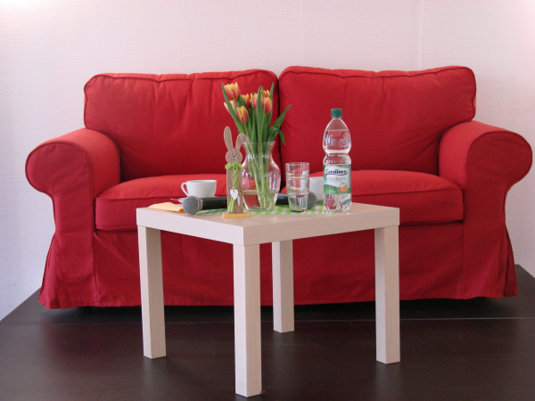 zu sehen: das rote Sofa im Wohncafé