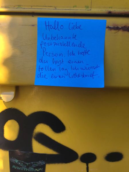 ein Briefkasten mit einem Post-It beklebt