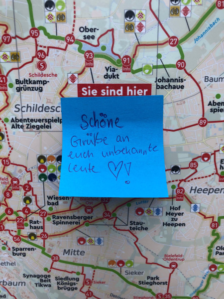 ein Stadtplan mit einem blauen Post-It und einer kleinen Notiz