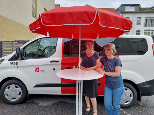 Frau Lahr und Frau Tiemann vor dem Infomobil.