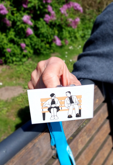Ein Schild der Ehrenamtlichen auf der Plauderbank in Dornberg 