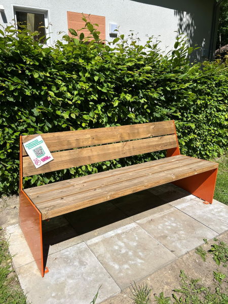 Sitzbank an der Grundschule Hillegossen