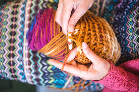 Eine Person strickt etwas