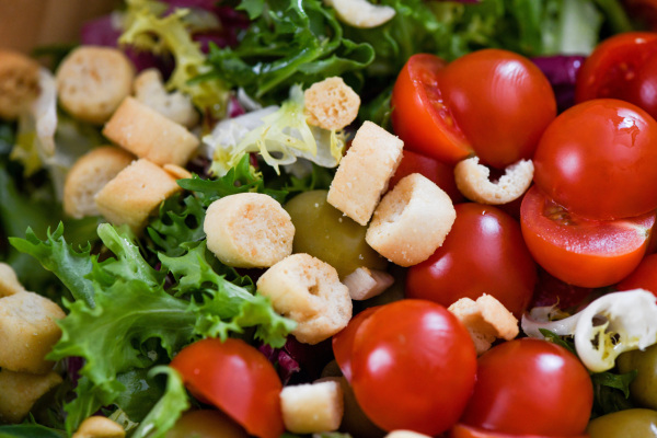 Salat mit Blattsalat, Tomaten und Croutons