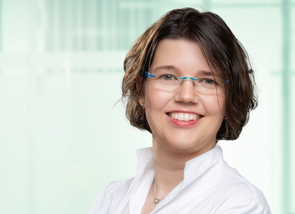 Dame mit Brille