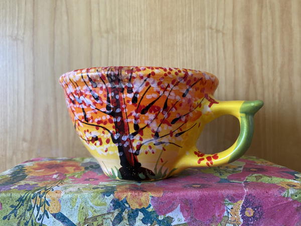 Bunt bemalte Tasse