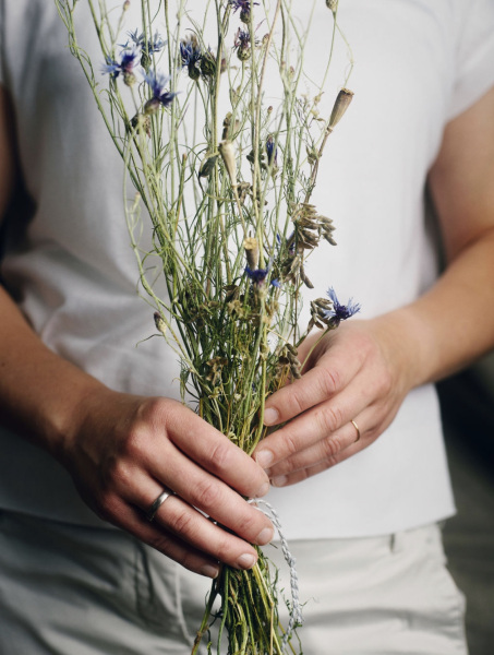 Bund mit Wildblumen in Hand