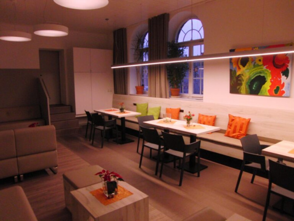 Gemütlicher Raum mit Sofas, Tischen und Stühlen