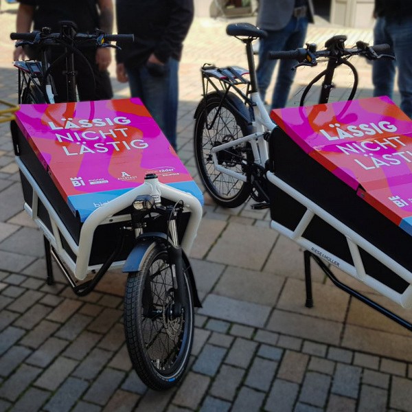 Zwei Lastenräder im Design der Kampagne "Bielefeld fährt Rad"