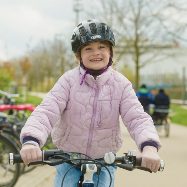 Mädchen fährt mit einem Fahrrad.