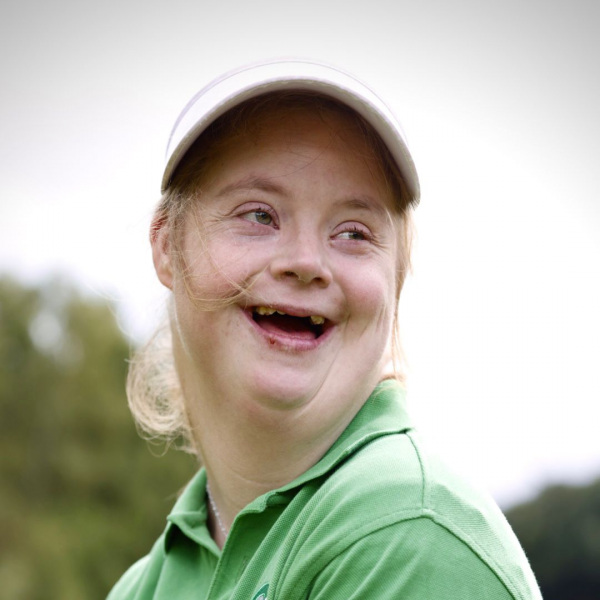 Alexandra Reck beim Golfen. (Foto: Anna Spindelndreier, Special Olymics NRW)