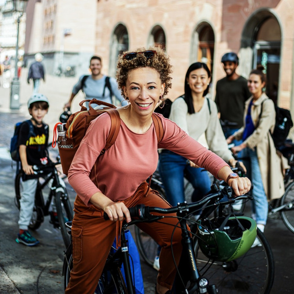 Frau sitzt auf einem Fahrrad