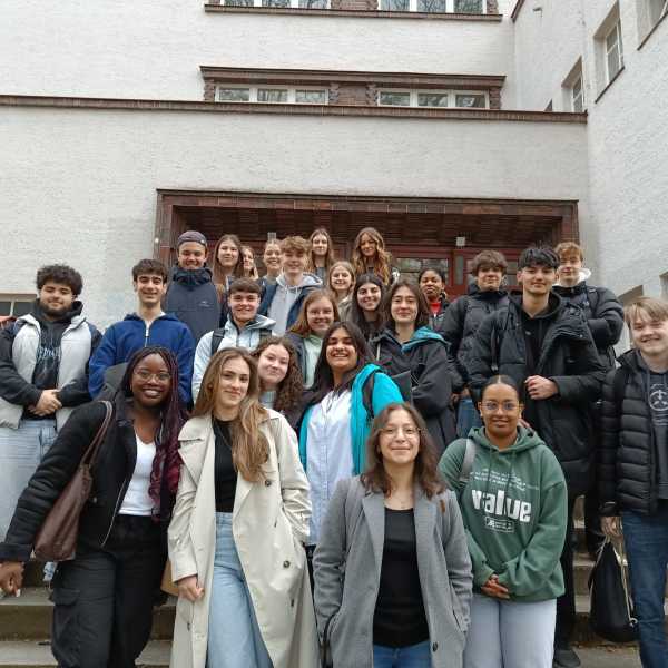 Gruppenbild der freiwilligen Helfer*innen während der Host Town Tage in Bielefeld.