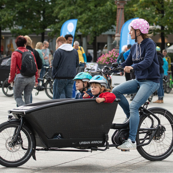 Frau fährt mit Lastenrad | Foto: Cargobikeroadshow/Andreas Lörcher