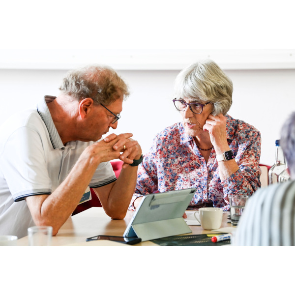 Zwei Menschen im Gespräch