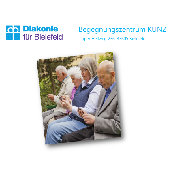 Senior*innen auf Bank mit Smartphone