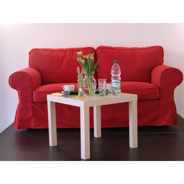 zu sehen: das rote Sofa im Wohncafé