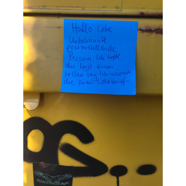 ein Briefkasten mit einem Post-It beklebt