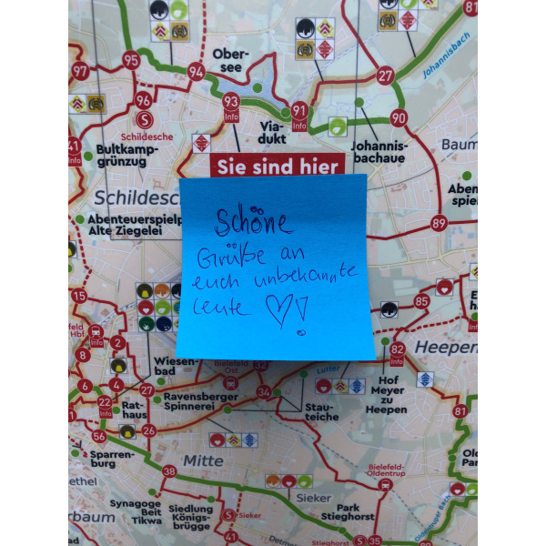 ein Stadtplan mit einem aufgeklebten blauen Post-It und einer Nachricht