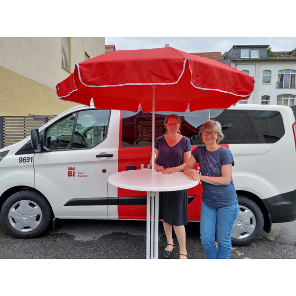 Frau Lahr und Frau Tiemann vor dem Infomobil.