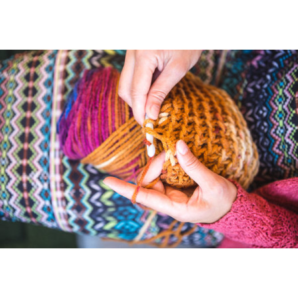 Eine Person strickt etwas
