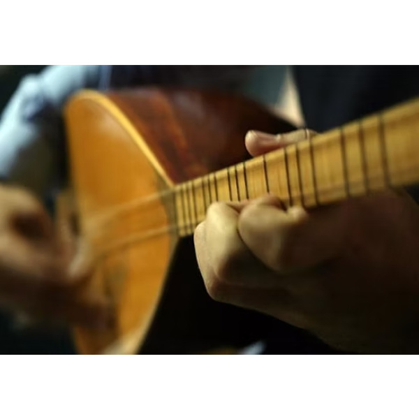 Ein Mensch spielt Saz-Gitarre