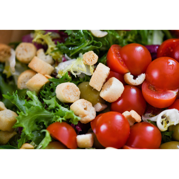 Salat mit Blattsalat, Tomaten und Croutons