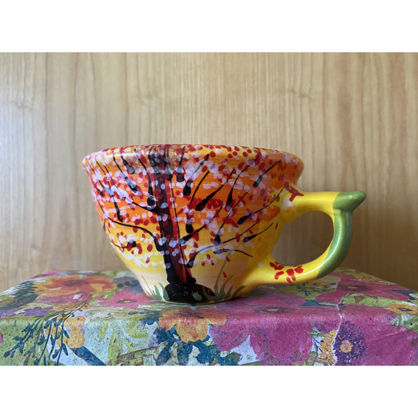Bunt bemalte Tasse