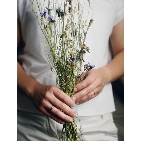 Bund mit Wildblumen in Hand