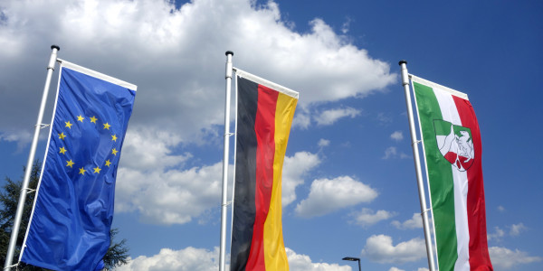 Europa-, Deutschland- und NRW-Flaggen